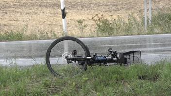 Die Fahrradfahrerin wurde bei dem Unfall schwer verletzt und musste in ein Krankenhaus gebracht werden.