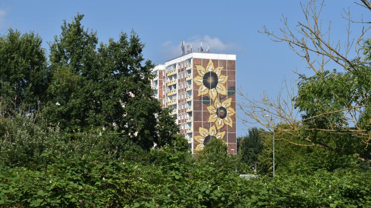 Das Sonnenblumenhaus in Lichtenhagen war Schauplatz des Pogroms 1992 und markiert 2022 den Start- und Endpunkt der Gedenkdemonstration.