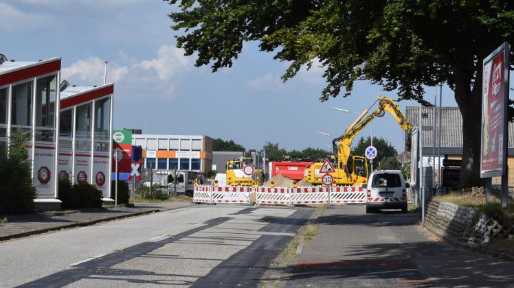 Die Friedrichstädter Straße ist am Bahnübergang in Höhe des Baumarktes für den Fahrzeugverkehr gesperrt.