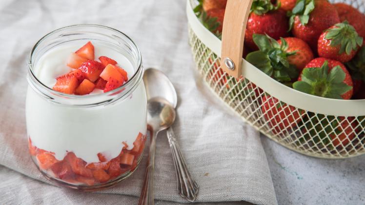 Lecker und eiskalt kalorienarm: Erdbeeren im Frozen Joghurt