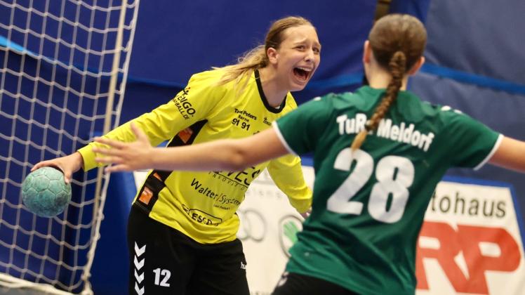 Freude pur: Torhüterin Ronja Witthinrich von TuRa Meldorf hält im Finale der weiblichen Jugend C gegen den VfL Bad Schwartau in letzter Sekunde einen Siebenmeter.
