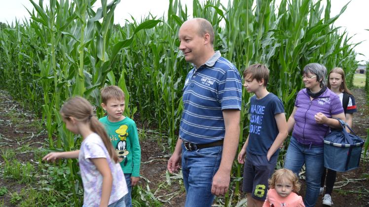 Viele Familien machten sich im Mais-Labyrinth der Familie Bruns auf den Weg.