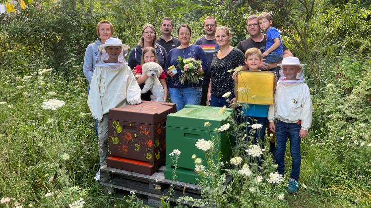 Freuen sich über zwei Bienenvölker nebst Ausrüstung: Die Vördener Familien Viefhues, Rechtien und Oltmann mit Maike Eckhardt-Schröder (6. v. l.) vom örtlichen Versicherungsbüro.