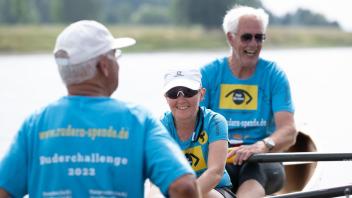 Dieter Schubert (l-r), Anne Kinski und Ulrich Kons sitzen in einem Ruderboot auf der Elbe. Foto: Sebastian Kahnert/dpa