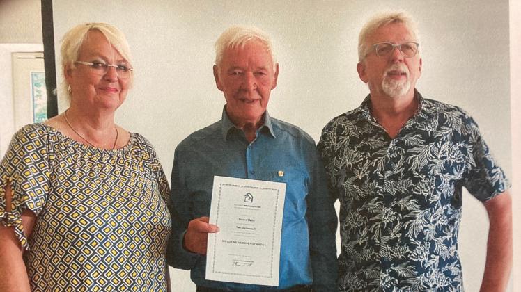 Rainer Hahn (Mitte) wurde von Silke und Jens Hochmuth (3. Landesvorsitzende beziehungeweise Kreeisvorsitzender Verband Wohneigentum) für 50 Jahre Vorstandsarbeit in der Siedlergemeinschaft Neu-Gartenstadt mit der Goldenen Verdienstnadel ausgezeichnet.  