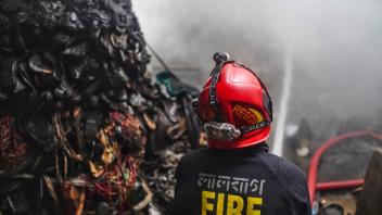 Ein Feuerwehrmann im Kampf gegen das Feuer in der Plastikfabrik in Dhaka. Foto: Sultan Mahmud Mukut/SOPA/ZUMA/dpa