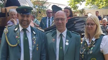 Maik Schicho (Mitte) wurde von Alexander Rolf und Anne Hartke mit dem „Orden für besondere Verdienste“ des Schützenvereins Groß Mimmelage ausgezeichnet.