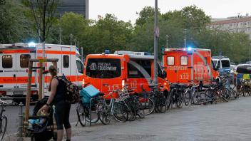 Einsatzfahrzeuge von Polizei und Feuerwehr vor dem Bahnhof Friedrichstrasse. Foto: Carsten Koall/dpa