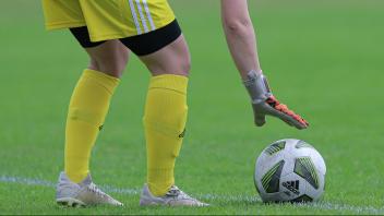 Der Spielball liegt auf dem Spielfeld, Rasen, Gras, Boden, adidas, Symbolfoto, Symbolbild Fussball, Fußball, Ball, Torwa