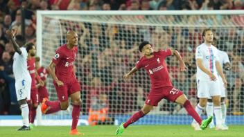 Liverpools Luis Diaz (M) jubelt nach dem Ausgleichstreffer für seine Mannschaft. Foto: Jon Super/AP/dpa