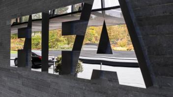 ARCHIV - Das Logo der FIFA ist am Hauptsitz des Weltfußballverbandes in Zürich zu sehen. Foto: Ennio Leanza/KEYSTONE/epa/dpa