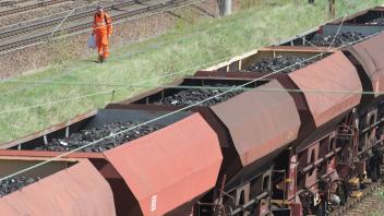 ARCHIV - Zur Sicherung der Energieversorgung sollen Kohlezüge im Schienenverkehr vorübergehend Vorrang bekommen. Foto: Peter Endig/dpa-Zentralbild/dpa