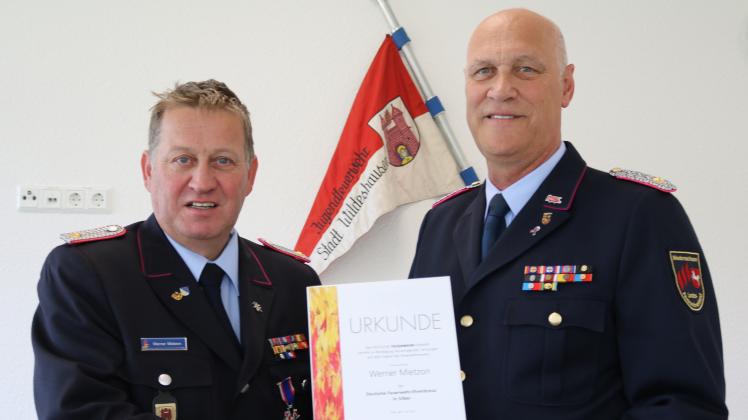 Werner Mietzon bekommt Deutsches Feuerwehr-Ehrekreuz in Silber verliehen.