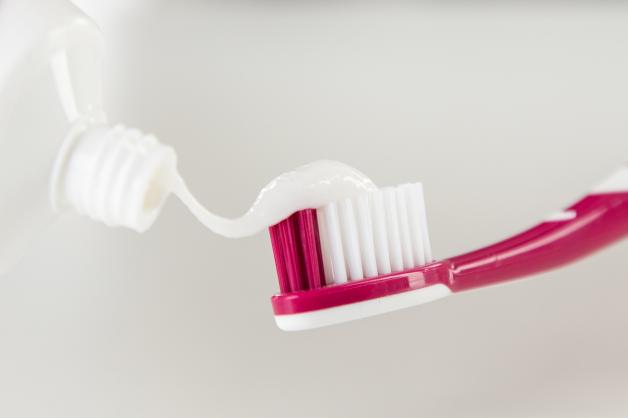 Auch in Medikamenten und Kosmetika wie Zahnpasta kann der Weißmacher enthalten sein. Das Verbot der EU-Kommission gilt hierfür nicht.