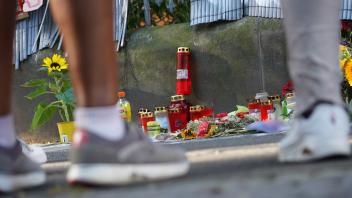 Mit Kerzen und Blumen wird des erschossenen Jugendlichen gedacht. Foto: Gregor Bauernfeind/dpa