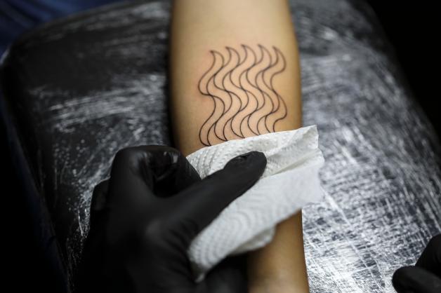 Minimalistische Tattoos mit simplen Linien können einen ganz eigenen Effekt erzeugen.