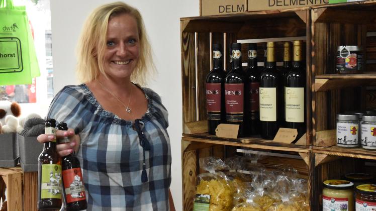  Store-Managerin Jessica Kluge freut sich über den stetigen Zuwachs von regionalen Produkten in dem Pop-up-Store der dwfg.