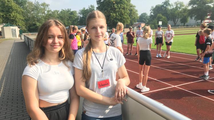 Auf dem Sportplatz in Ludwigslust: Leonie Böhringer und Johanna Jeschke