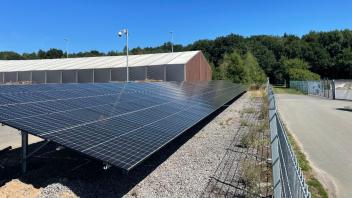 Aufgebaut und verkabelt sind die Solarmodule und der notwendige Trafo. Nutzen darf Einhäupl die Freiflächenanlage noch nicht.