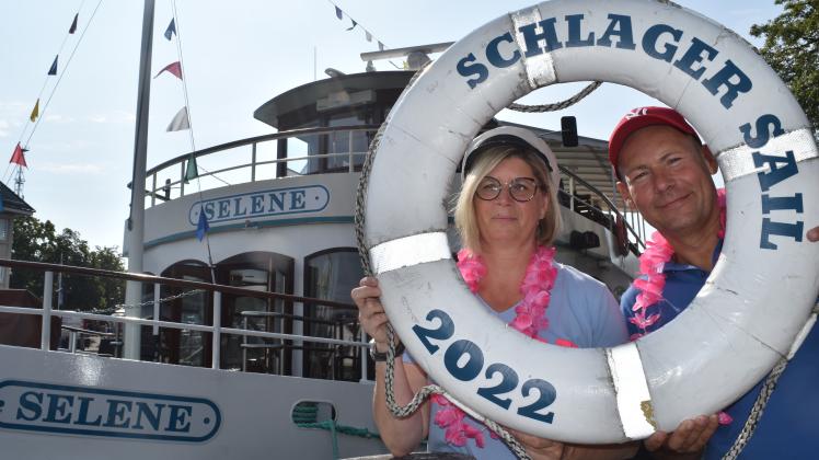 Katrin Möller von der Fahrgastschifffahrt Käpp‘n Brass mit Thorsten Schulz, Veranstalter der Schlager Sail 2022