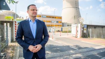Jens Spahn (CDU), stellvertretender Fraktionsvorsitzender, posiert vor dem Kernkraftwerk Emsland. Foto: Lino Mirgeler/dpa