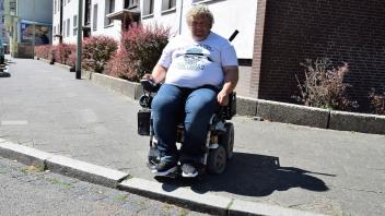 Straßenüberquerung unmöglich: Der Bordstein ist für Rüdiger Bolligs E-Rollstuhl zu hoch.