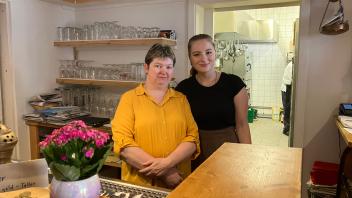 Ingrid Kerlin (l.) führt zusammen mit ihrem Mann Kerlins Kupferpfanne in Garding. Sie und ihre Angestellte Lara Nebel sind sich einig: auch trotz Inflation sparen die Kunden nicht am Trinkgeld.