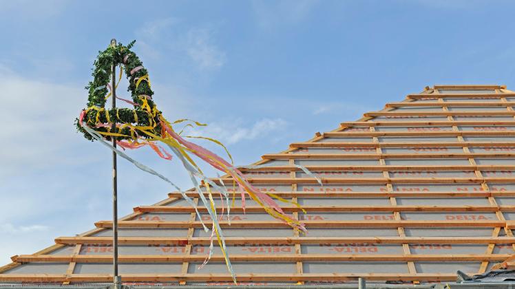 Richtkranz auf dem Dach eines noch nicht gedeckten Hauses, Deutschland topping-out wreath on the roof of a not yet cover