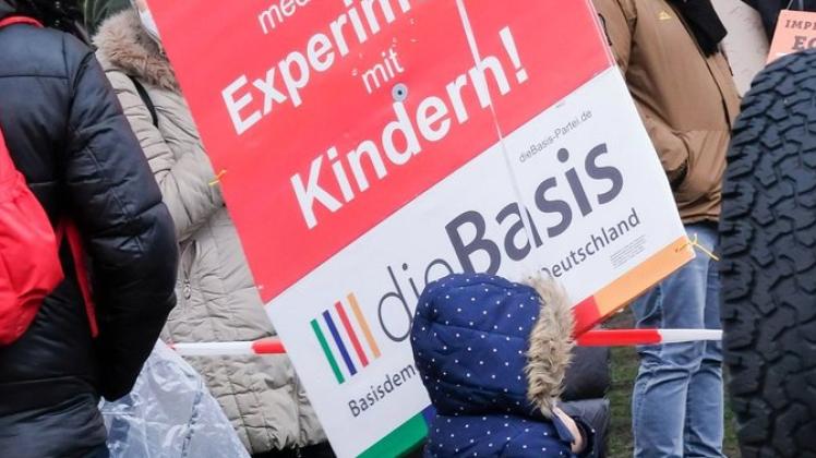 Die Partei "Die Basis" zeigt sich auch bei den Samstagsdemonstrationen in Osnabrück.