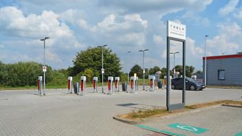 An der Tesla-Station Im Autohof Wikingerland können E-Autofahrer ihre Fahrzeuge schnell aufladen. Doch am Ende wissen sie nicht genau, wieviel Strom sie tatsächlich geladen haben.
