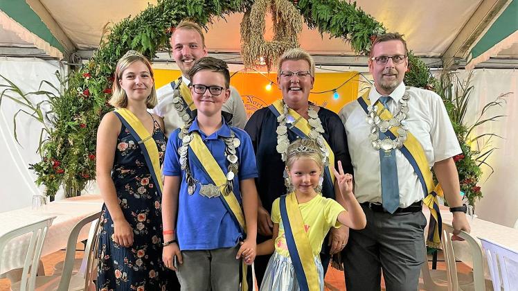 Die neuen Majestäten beim Ernteverein Nortrup: Lina Rautenstrauch und Kornkönig Felix Moormann, Erntekönigin Martina Lennartz und Ehemann Heinz, Kinderkönig Matheo Bange und Paula Grass.