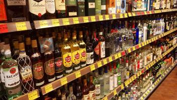 Spirituosen in einem Regal in einem Supermarkt Deutschland alcoholic drinks in a rack of a supermar