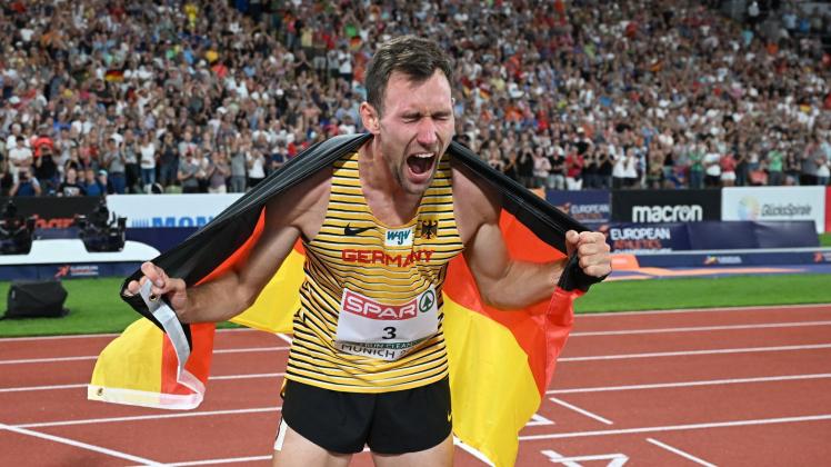 Niklas Kaul feiert mit der deutschen Fahne. Foto: Sven Hoppe/dpa