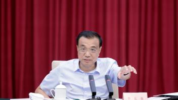 Der chinesische Ministerpräsident Li Keqiang leitet ein Symposium über die wirtschaftliche Lage in Shenzhen in der südchinesischen Provinz Guangdong. Foto: Liu Bin/XinHua/dpa