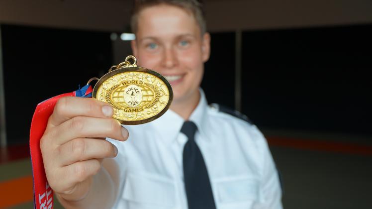 Bei den „World Police and Fire Games“ treten Einsatzkräfte gegeneinander an. Polizistin Sina Selter-Edelmann aus Meppen hat dort den Weltmeistertitel im Karate gewonnen. 