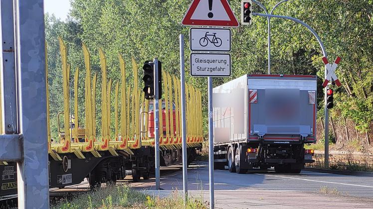 Unfall im Rostocker Fischereihafen: Lkw prallt in Güterzug. Vollsperrung und Verkehrschaos im morgendlichen Berufsverkehr