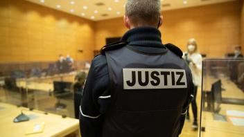 ARCHIV - Ein Justizbeamter steht in einem Gerichtssaal. Foto: Friso Gentsch/dpa/Symbolbild
