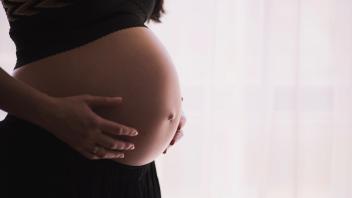 Vor allem Schwangere, die ihr erstes Kind erwarten, haben viele Fragen. Als Doula unterstützt Katharina Welke aus Geeste Schwangere dabei, sich auf die Geburt vorzubereiten (Symbolbild). 