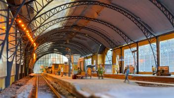 Die Schwarzenbeker Eisenbahnfreunde haben ihre Modellanlage mit vielen Szenen detailreich ausgestattet.