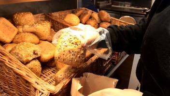 Broetchen in einer Baeckerei-Auslage zu Kriegszeiten in der Ukraine zum Preis von 45 Zent pro Stueck Broetchen in der Au