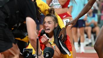 Gina Lückenkemper konnte es kaum fassen, dass sie Goldmedaille gewonnen hat. Foto: Sven Hoppe/dpa
