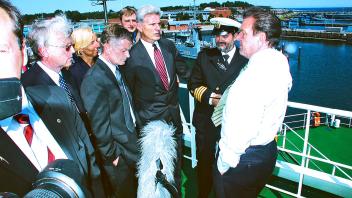 Der frühere Bundeskanzler Gerhard Schröder am am 10. Juli 2005 an einem heißen Sommertag im Eckernförder Marinehafen, um den gerade in Dienst gestellten Nato-Forschungskatamaran „Planet“ zu besichtigen.           