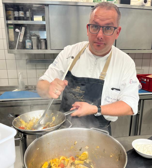 Sternekoch Ronny Siewert passiert die Bouillabaisse. Sternekoch Ronny Siewert passiert die Bouillabaisse.
