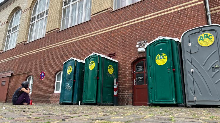 Bei diesen Dixi-Toiletten - neben dem Rathaus in Westerland - hatte der Mann sich auf Sylt angezündet. 