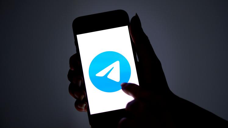 15.12.2021, Die umstrittene Social-Media-App TELEGRAM auf einem Apple iPhone13 Smartphone. Die Bundesregierung möchte d