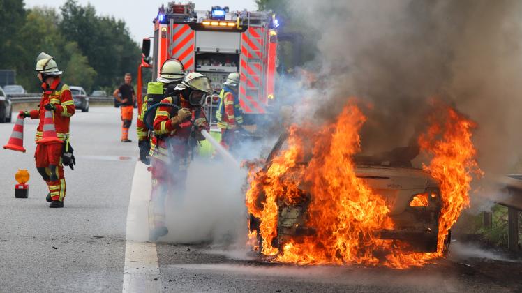 Einsatz auf der A23: Die Feuerwehr Itzehoe muss ein brennendes BMW-Cabrio löschen.