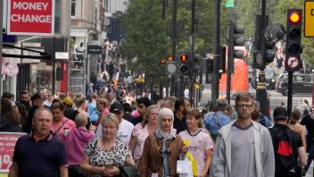 Einkaufsstraße in London. Die Inflationsrate im Vereinigten Königreich ist im Juli auf 10,1 Prozent gestiegen, wie aus neuen Zahlen des Office for National Statistics hervorgeht. Foto: Frank Augstein/AP/dpa