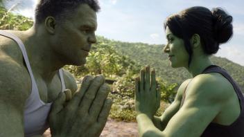 HANDOUT - Hulk (Mark Ruffalo) und She-Hulk (Tatiana Maslany) sind miteinander verwandt. Foto: Marvel Studios/Marvel Studios/Disney+/dpa - ACHTUNG: Nur zur redaktionellen Verwendung im Zusammenhang mit einer Berichterstattung über den Film und nur mit vollständiger Nennung des vorstehenden Credits
