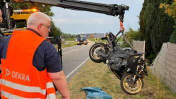 Ein Abschleppdienst barg das Motorrad aus dem Straßengraben. Ein Mitarbeiter der Dekra war vor Ort, um Spuren des Unfalls bei Bevern zu sichern.
