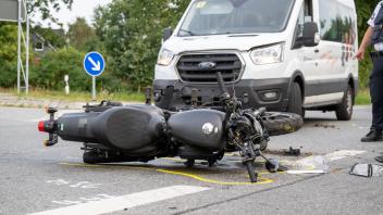 Ein Motorrad liegt nach dem Zusammenstoß mit einem Kleinbus auf der Straße.
